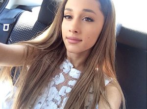 ariana-grande-car-selfie